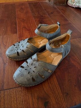 Women's Blue Floral Cutout Mary Jane Comfort Flats 8.5 summer